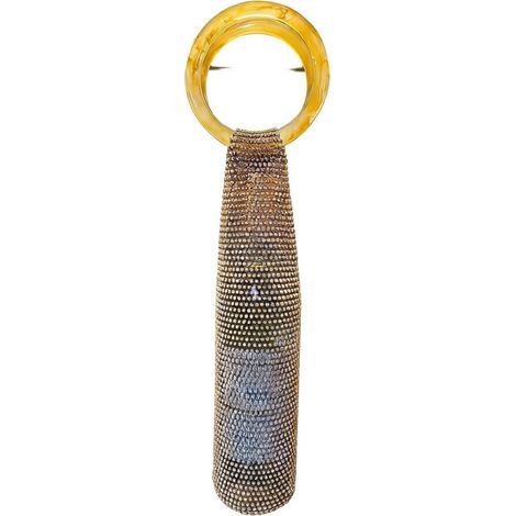 Bolso de mano tejido a mano con pedrería, accesorio para mujer morena.