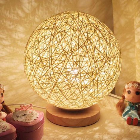 Rattan-Kugel-Tischleuchte fürs Schlafzimmer – Warmes gelbes Licht mit dimmbarer Helligkeit – USB-aufladbar mit Holzsockel – Stimmungsbeleuchtung (1/4)