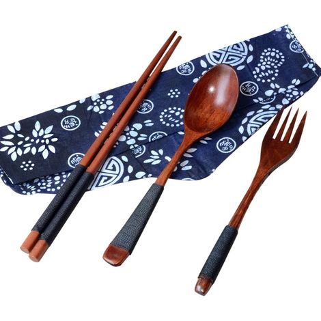 Set orientalischen Sushi-Bestecks aus Holz in einem Stoffetui (1/5)