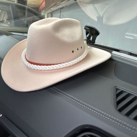 Weißer Cowboyhuthalter für Autos mit Saugnapfhaken zur Befestigung an den Türen (1/5)