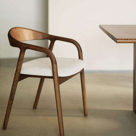 Chaise en bois Travis noyer/blanc, structure en frêne, assise rembourrée de haute qualité et design élégant