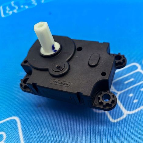 Moteur pas à pas du volet de commande de climatisation applicable aux Nissan X-Trail T32 et Qashqai J11Z (2014-2023). (1/4)