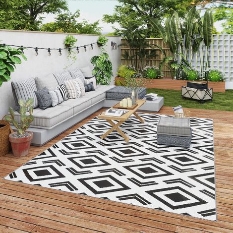 Wendbarer Outdoor-Teppich 182 x 274 cm mit geometrischem Muster, wasserdicht, inklusive Tragetasche, weiß und schwarz (1/5)