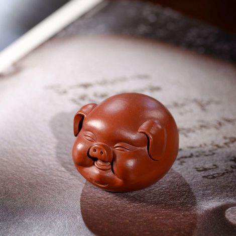 Zwei 3,1 Zoll große chinesische Zisha-Teeschweinchen, handgefertigt aus lila Ton, eignen sich als Geschenk für Kung-Fu-Zeremonien und Dekorationen. Hauptsächlich Keramikkunstwerke aus Pu-Beer-Ton.