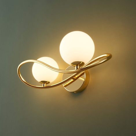 Goldene Design-Wandleuchte mit zwei weißen Glaskugeln - Novale