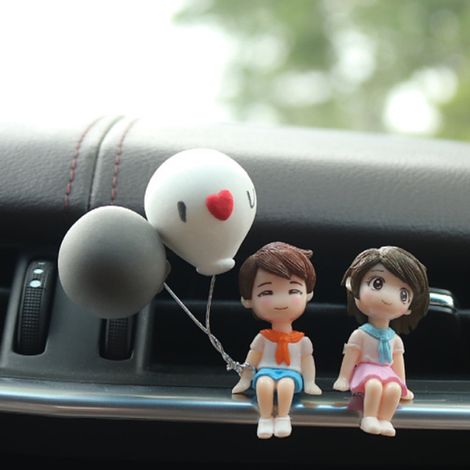 Figurines de couple mignonnes en résine, avec ballon, pour décorer l'intérieur de votre voiture ou votre tableau de bord. Cadeau idéal. (1/5)