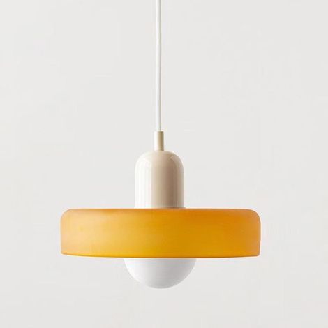 Un lustre de style Bauhaus au design médiéval et à l'abat-jour en vitrail, idéal pour la chambre 35 cm en verre orange avec une base couleur crème. (1/5)