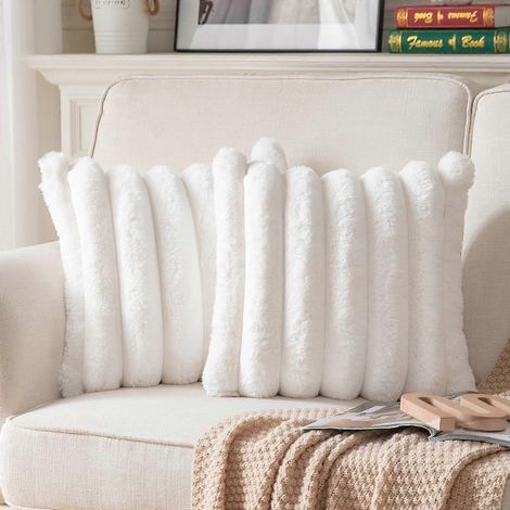 Housses de coussin décoratives en fausse fourrure peluche 40 x 40 cm (lot de 2) - Taies d'oreiller douces et confortables à rayures duveteuses pour canapé, fauteuil et salon - Crème et blanc (1/4)