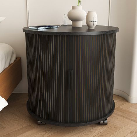 Comodino cilindrico di metà secolo con stazione di ricarica (presa di corrente + 2 porte USB), anta inclinata e vano contenitore - su rotelle per camera da letto, soggiorno - finitura nera, dimensioni (1/5)