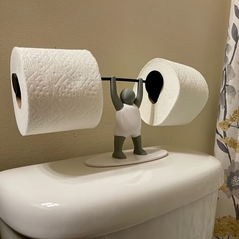 Dieser humorvoll gestaltete Toilettenpapierhalter in Form eines Gewichthebers eignet sich perfekt für die Dekoration von Wohnräumen, Bürotoiletten oder jeder anderen Toilette.