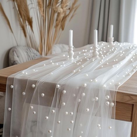 Chemin de table orné de perles blanches – une élégante décoration de table en tulle, idéale pour les réceptions prénuptiales, les fêtes d'anniversaire et les tables de desserts. (1/5)