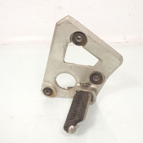 [PRODUIT D'OCCASION] Platine repose pied pilote droit pour moto Suzuki 750 Gsx F 1989 (1/2)