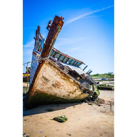 Tableau sur toile bateau abandonné 65x97 cm - Impression sur Toile Murale Décorative - Image imprimée en HD sur Toile - Toile sur Châssis en Bois FSC - Fabriqué en France (1/4)