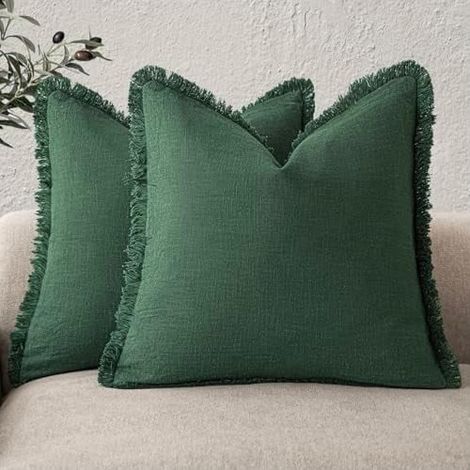 Juego de dos fundas de almohada de lino verde pino con borlas de 66 cm (26 pulgadas), estilo bohemio rústico, con detalles decorativos suaves, compatibles con tamaños estándar.