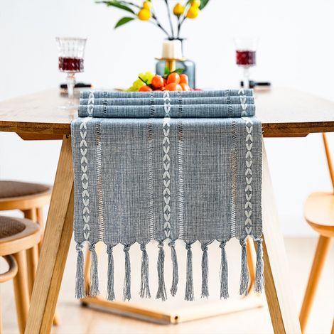 Chemin de table rétro élégant en coton et lin tissé à la main avec pompons, idéal pour un mariage ou une décoration intérieure. Croix bleue. (1/4)