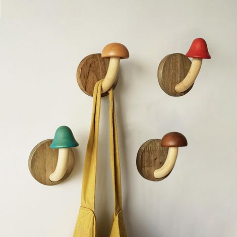 Ensemble de quatre porte-manteaux pour enfants, cintres en forme de champignon, crochets muraux adhésifs en bois. (1/5)