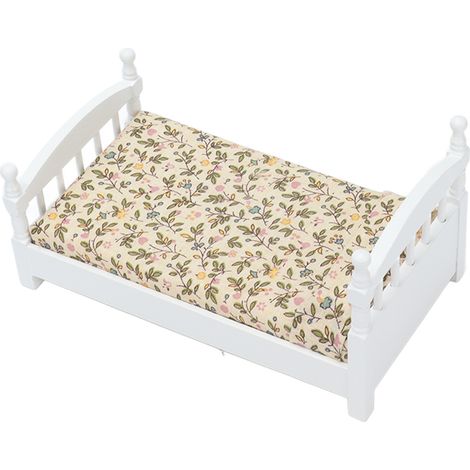 Lit miniature en bois pour maison de poupée à l'échelle 1:12, avec matelas et oreiller. (1/5)