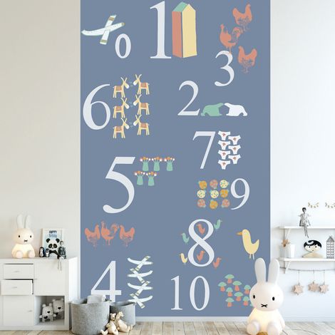 Papier peint intissé pour chambre d'enfant, 250 cm X 150 cm, motifs de chiffres et animaux multicolores sur fond bleu. (1/2)