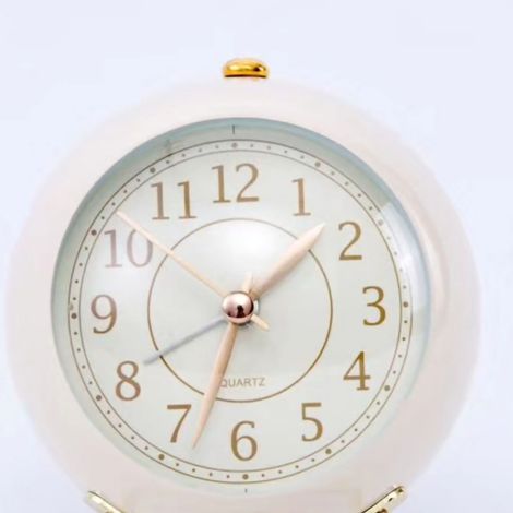 Réveil de chevet rond, silencieux, à quartz, résistant à la corrosion, avec veilleuse intégrée, coloris blanc crème et doré. (1/4)