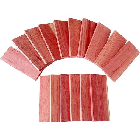 Un ensemble de 16 blocs de cèdre pour une armoire et des blocs de cèdre rouge pour le rangement.