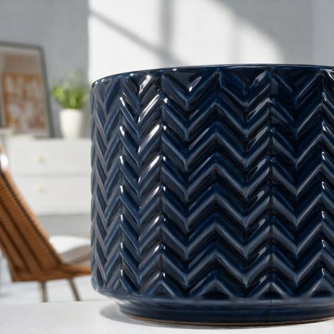 Pot céramique artisanal cylindrique Ø19 cm bleu‑aqua brillant, relief chevron‑flèche classique tout‑tour, grès poreux, trou de drainage, résistant gel‑UV, intérieur‑balcon‑terrasse‑jardin protégé, san (1/5)