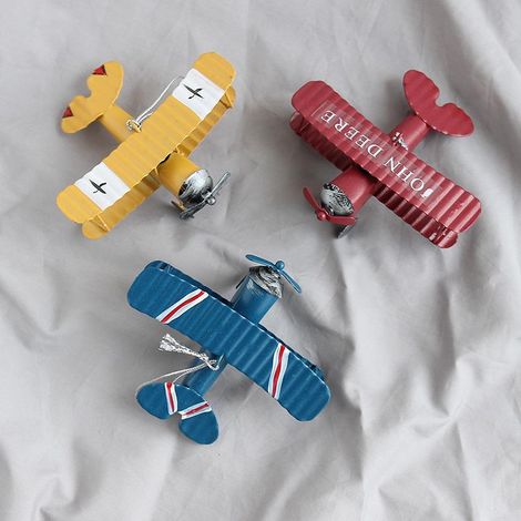 Lot de 3 figurines miniatures en fer (10 cm x 9 cm x 4,5 cm) représentant des avions et voitures miniatures vintage. Décorations et jouets créatifs. (1/5)
