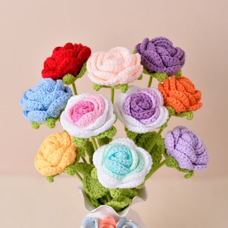 Un ramo de rosas tejidas a mano a crochet, perfecto para el Día de la Madre, graduaciones, cumpleaños y decoraciones para bodas.