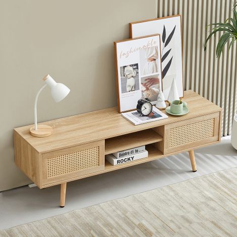 Mobile TV in vimini con doppie ante scorrevoli, vano contenitore, ripiani regolabili e gambe in legno massello. Mobile TV da soggiorno, effetto legno naturale – H45/L1400/P40 cm (1/5)