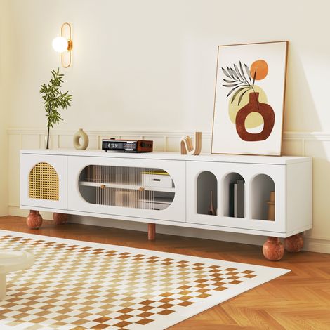 Meuble TV en bois massif avec portes coulissantes en verre et panneaux imitation rotin, 3 niches en arche, poignées dorées, pieds en bois naturel, meuble bas élégant pour salon. (1/5)