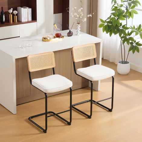 Tabouret de bar moderne brillant, lot de 2, assise en tissu chenille, sans accoudoirs, dossier en bois effet rotin, pieds métalliques laqués, couleur ivoire. (1/5)