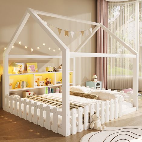 Lit cabane 140x190 cm en bois massif - Lit enfant avec barrière - LED - Avec étagères - Sommiers à lattes - Rangements ouverts - Structure en pin - Design épuré - blanc - Sans Matelas