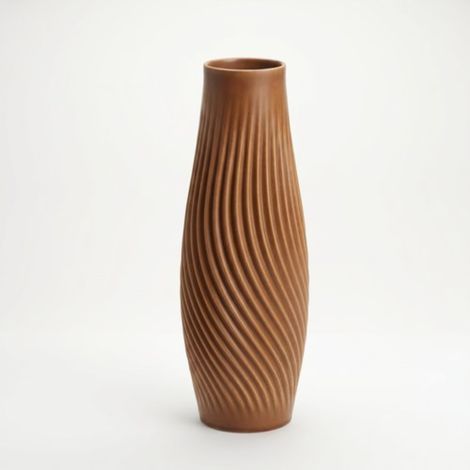 Elegante vaso decorativo marrone per fiori, dal design moderno.