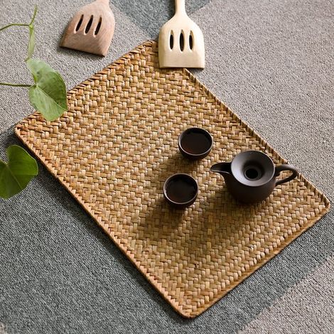 Un set di 6 tovagliette rettangolari, intrecciate con erba naturale, con dimensioni di 45 x 30 cm,