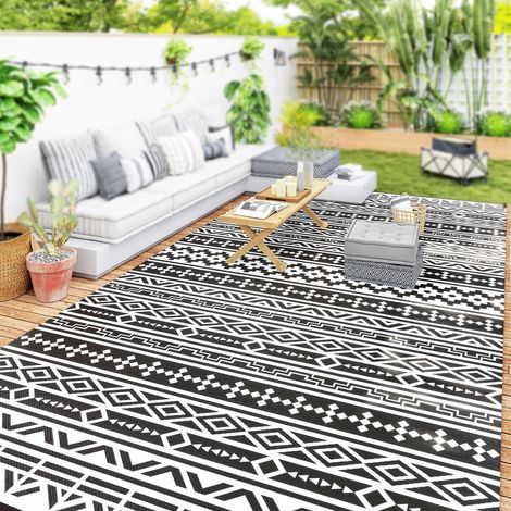 Outsunny Outdoor Teppich robuster Wetterfest 548 x 274 cm Kunststoff Stroh Outdoorteppich, faltbar Carpet mit Boho-Style, Outdoor-Teppich für Wohnzimmer Balkon Garten Terrasse Bad Schwarz+Weiß