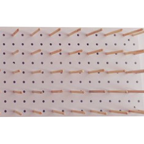 Panneau perforé adhésif blanc 30x30cm avec 25 crochets en bois, organisateur mural multifonction pour atelier de couture.