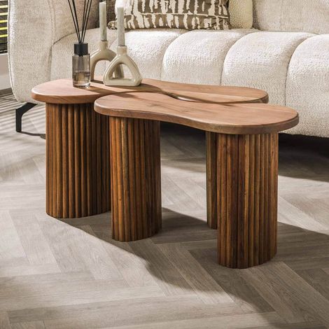 M&S – Lot de 2 tables basses en bois d'acacia – Forme organique – Dimensions 80x45x42cm et 65x34x42cm – Design abstrait et élégant