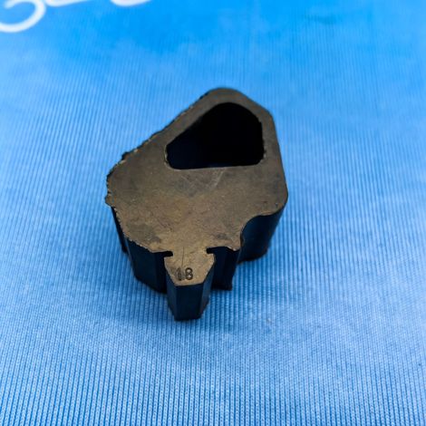 65158-1LB0A is suitable for Nissan Patrol engine hood cushioning rubber and engine compartment cushioning rubber triangles. (1/4)