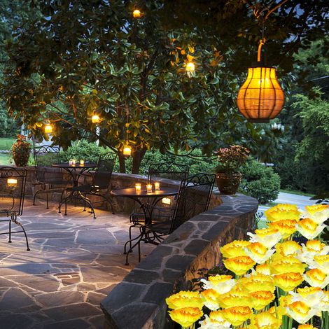 Solar-LED-Außenleuchte mit 4 leuchtenden Narzissenblüten für Garten, Terrasse und Hinterhof wasserdicht und kabellos (1/5)
