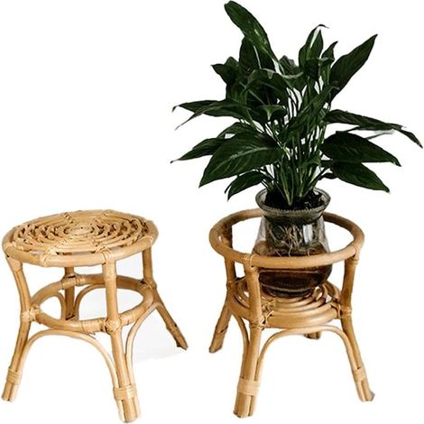 Soporte para macetas de ratán natural tejido, ideal para jardinería y decoración de interiores.