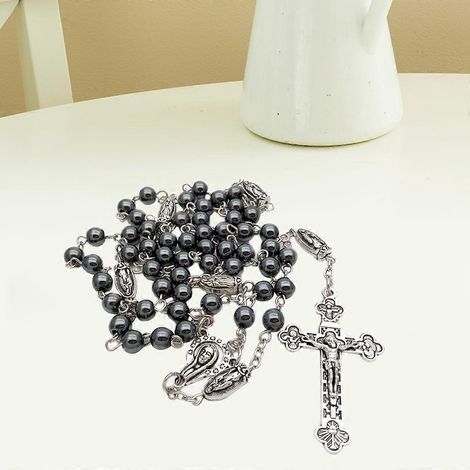 Collier chapelet vintage religieux avec pendentif croix en hématite et perles rondes, orné d'une croix. Bijou de prière catholique. (1/4)