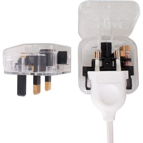 Transparenter Adapter von europäischem Stecker auf englischen Stecker in Plastikfolie
