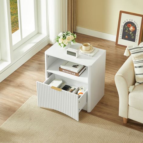 Table de nuit rainurée blanche avec tiroir et poignées dorées, compacte, parfaite pour chambre ou salon, rangement pratique (1/5)