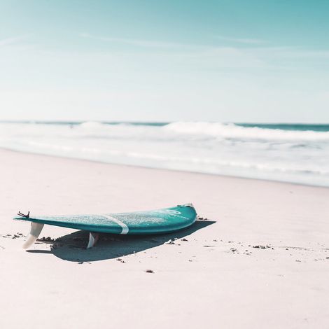 Tableau sur toile planche de surf abandonnée 30x30 cm - Impression sur Toile Murale Décorative - Image imprimée en HD sur Toile - Toile sur Châssis en Bois FSC - Fabriqué en France (1/5)