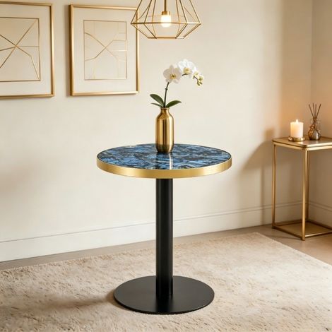 Table d'appoint ronde moderne, plateau effet marbre avec bordure dorée, structure métallique robuste noire et dorée, idéale comme table basse, table de chevet ou table de balcon. (1/5)