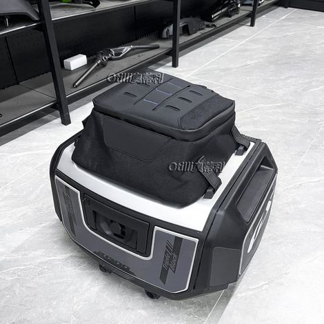 Accessoires moto pour la BMW R1300GS 2023 : compartiment à bagages arrière, porte-bagages supérieur et sac de rangement. (1/4)