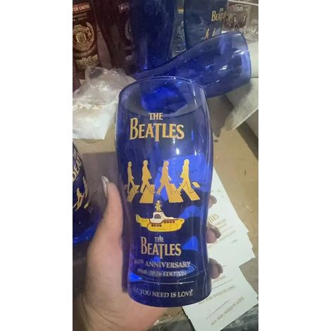 (A) Collection de bouteilles décoratives en verre bleu commémoratif du 66e anniversaire des Beatles, style rock vintage. (1/5)