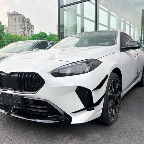 4 stickers adapted to the front and side air vents of the BMW 12 Series F70 F74 Sport (2024-2025) (1/5)