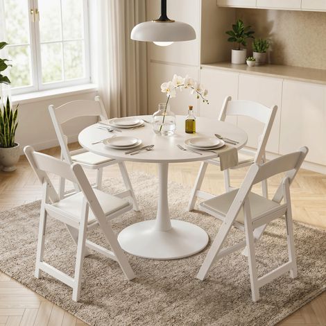 Ensemble de quatre chaises pliantes en résine et polyuréthane. Adaptées à un usage intérieur et extérieur, ces chaises sont faciles à transporter. Dimensions : 45 x 44 x 78 cm, blanches. (1/5)