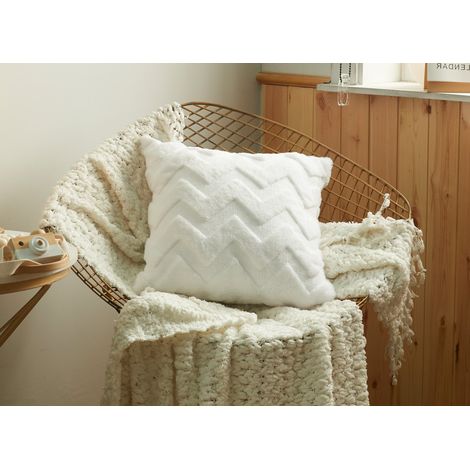 Coussin carre 45x45 cm en tissu doux motif chevron blanc harry (1/2)