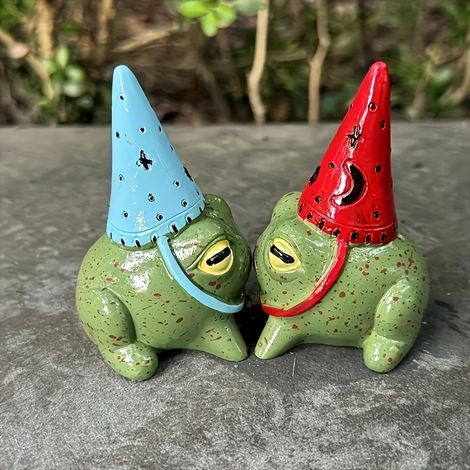 Ensemble de deux figurines en résine représentant une petite grenouille portant un chapeau et une plante grasse miniature en pot. (1/5)